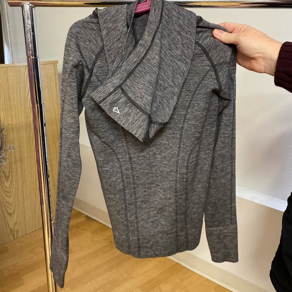 Ivviva Black Lined Studio Pants and Grey Tight Hooded Long sleeve - Picture 2 of 5